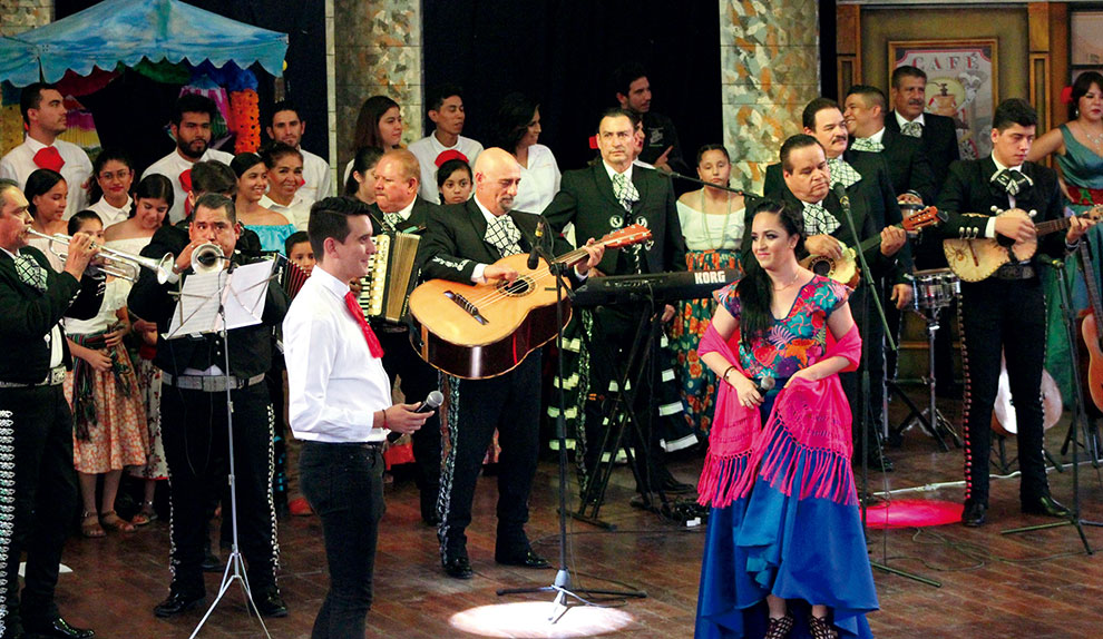 Evento cultural con mariachi y baile folklórico
